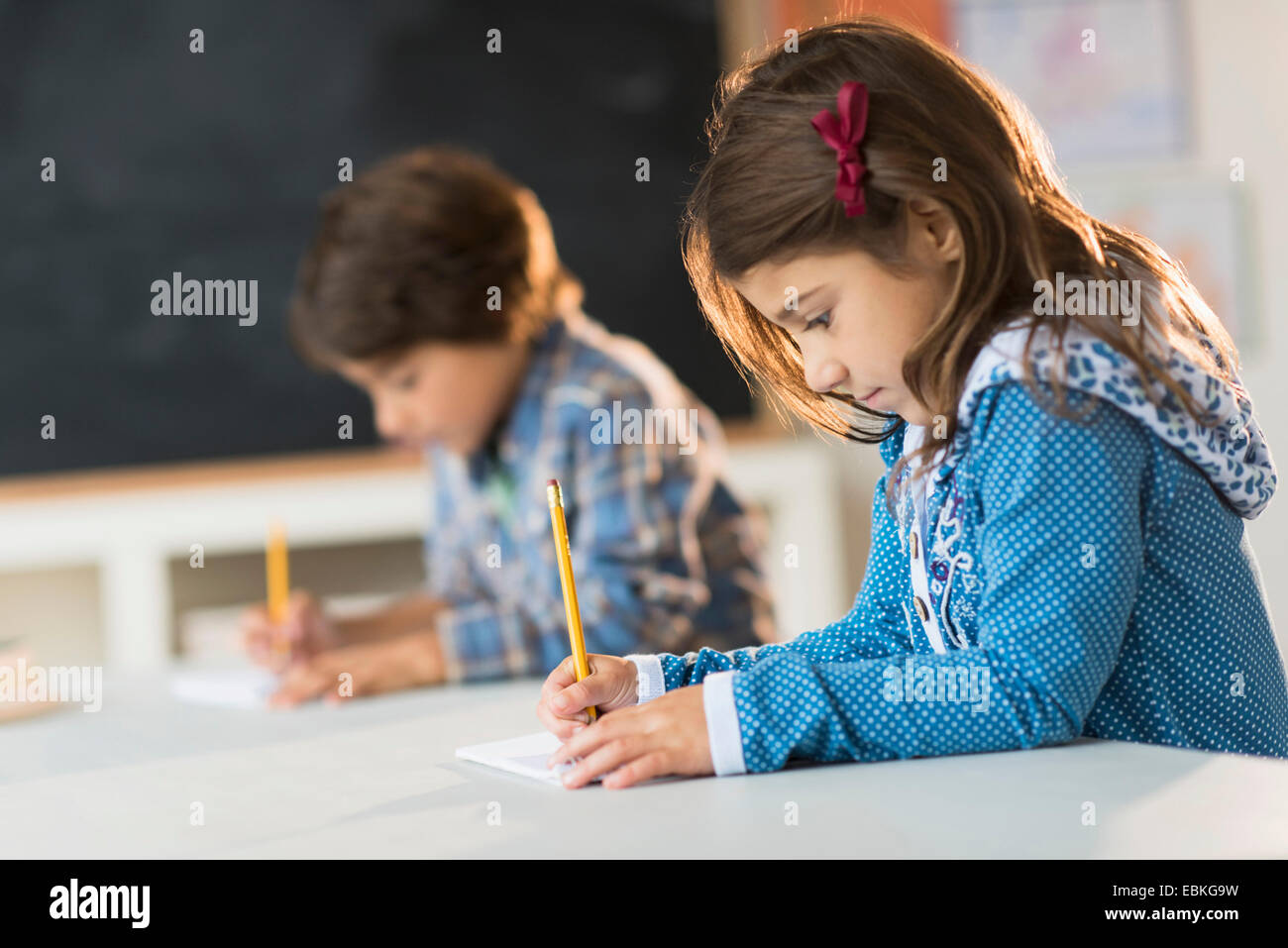 Élèves (6-7) l'apprentissage en classe Banque D'Images