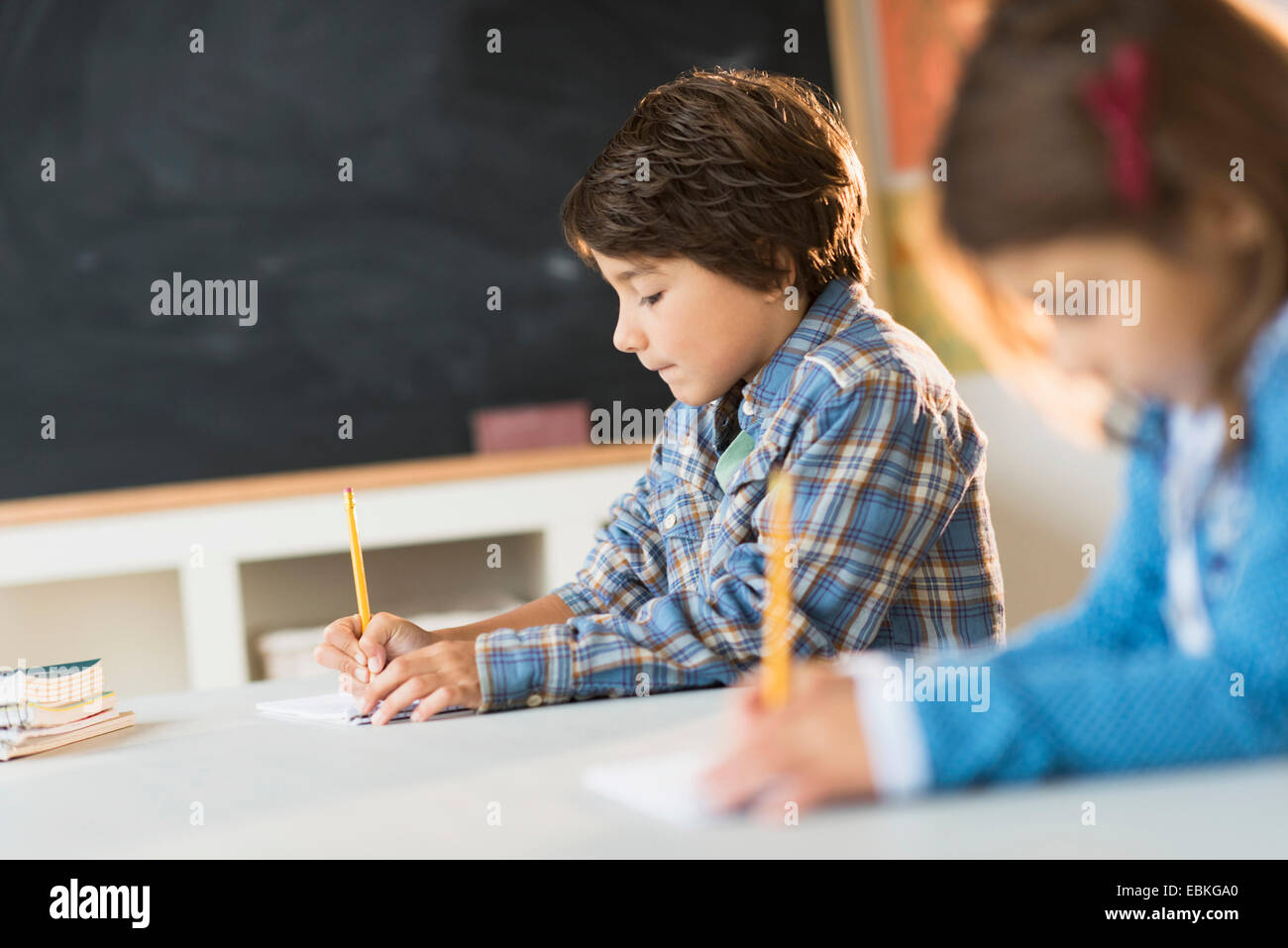 Élèves (6-7) l'apprentissage en classe Banque D'Images