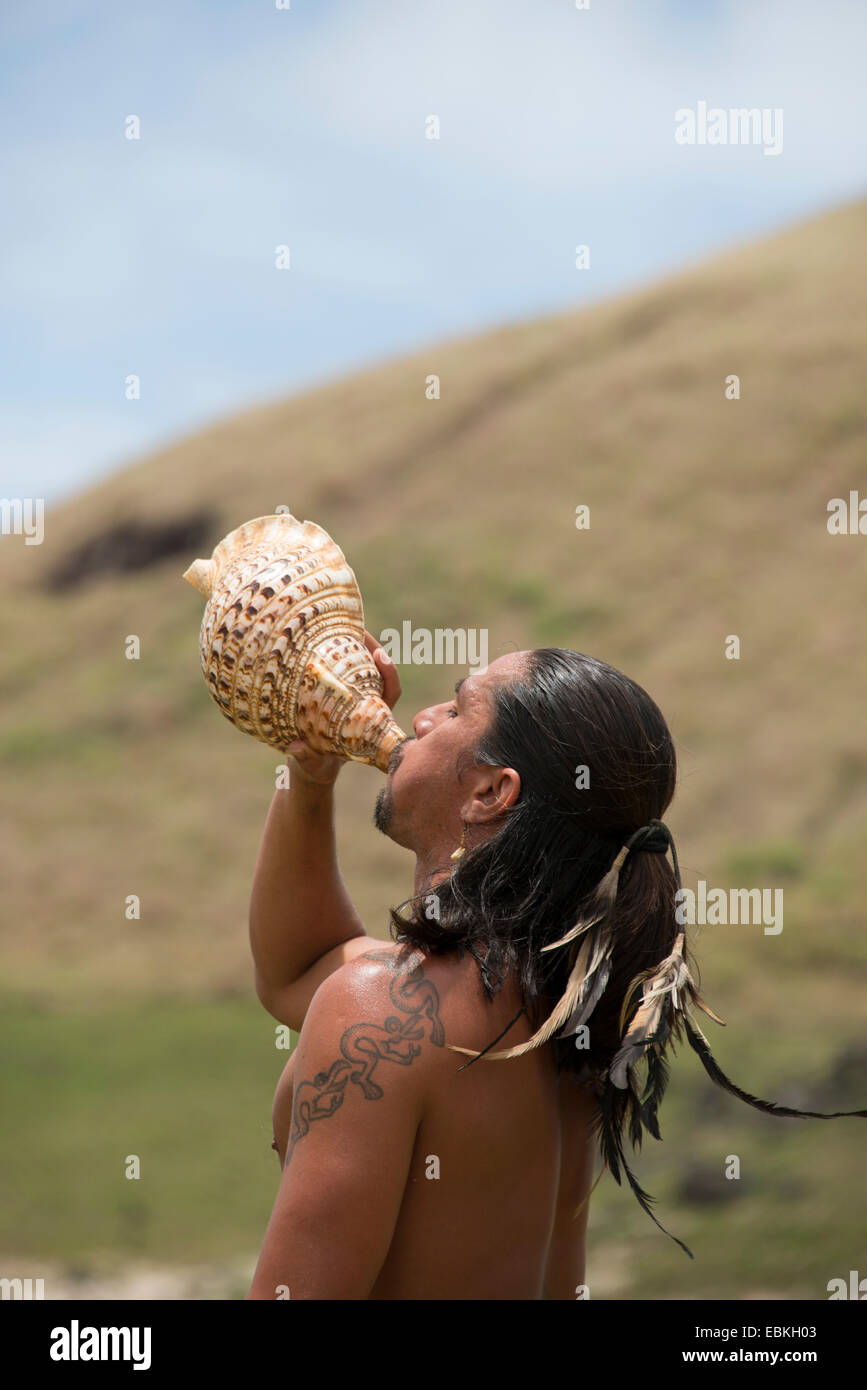 L'île de Pâques ou Rapa Nui, parc national de Rapa Nui. Site historique, Anakena mâle traditionnel polynésien avec coquille de conque. Banque D'Images