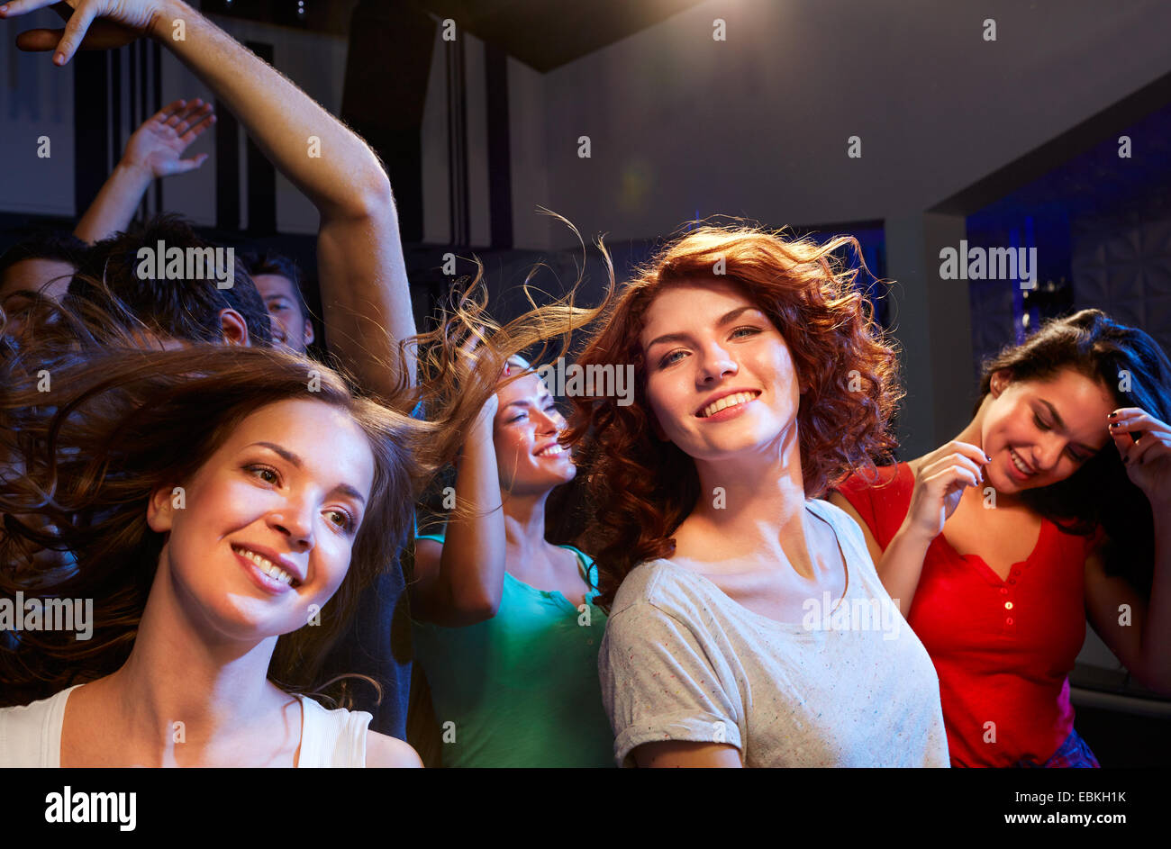 Smiling friends dancing in club Banque D'Images