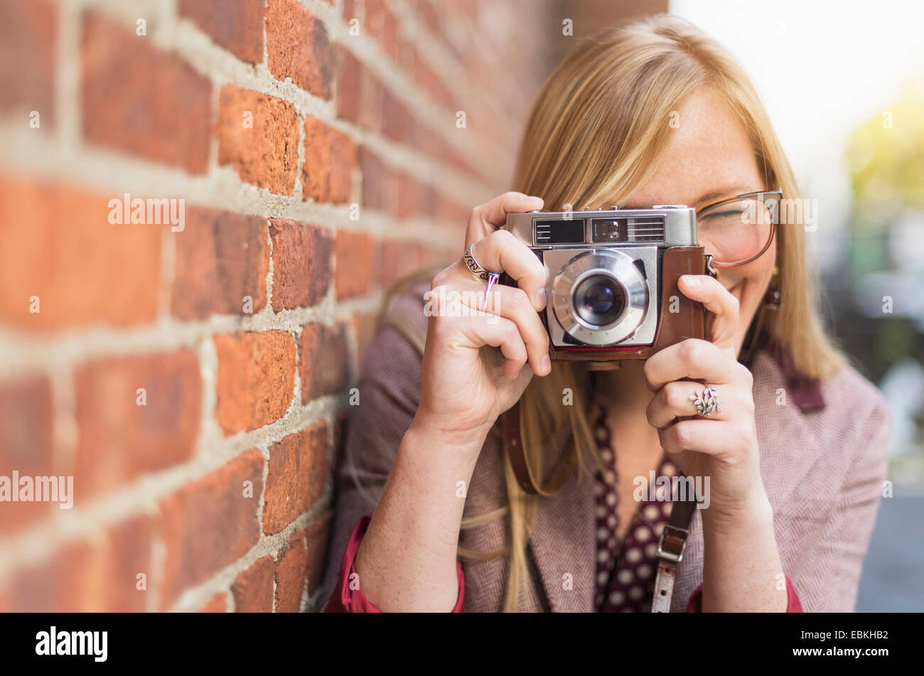 Woman photographing with vintage camera Banque D'Images