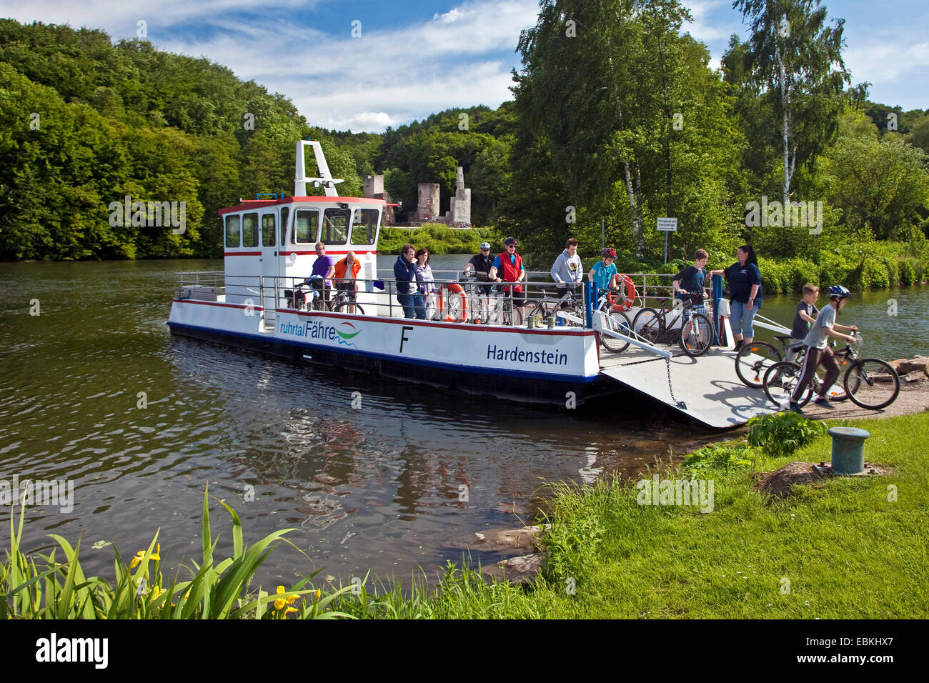 Ferry avec les cyclistes traversant la rivière Ruhr, ruine du château Hardenstein en arrière-plan, l'Allemagne, en Rhénanie du Nord-Westphalie, Ruhr, Witten Banque D'Images