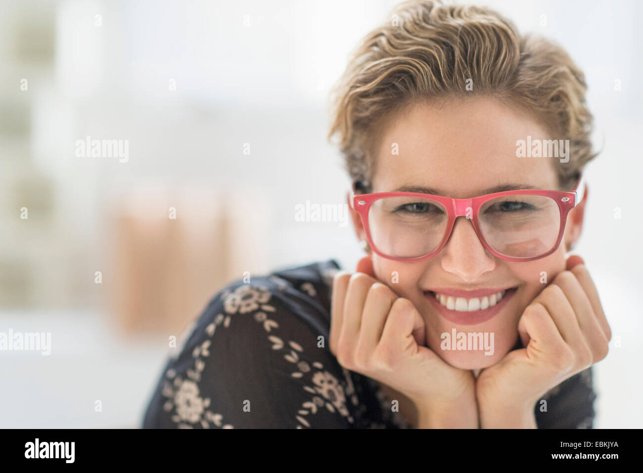 Portrait of smiling young woman wearing glasses Banque D'Images