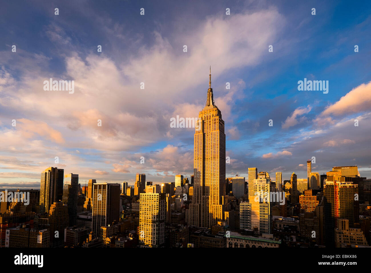 USA, New York State, New York, paysage urbain avec l'Empire State Building au coucher du soleil Banque D'Images