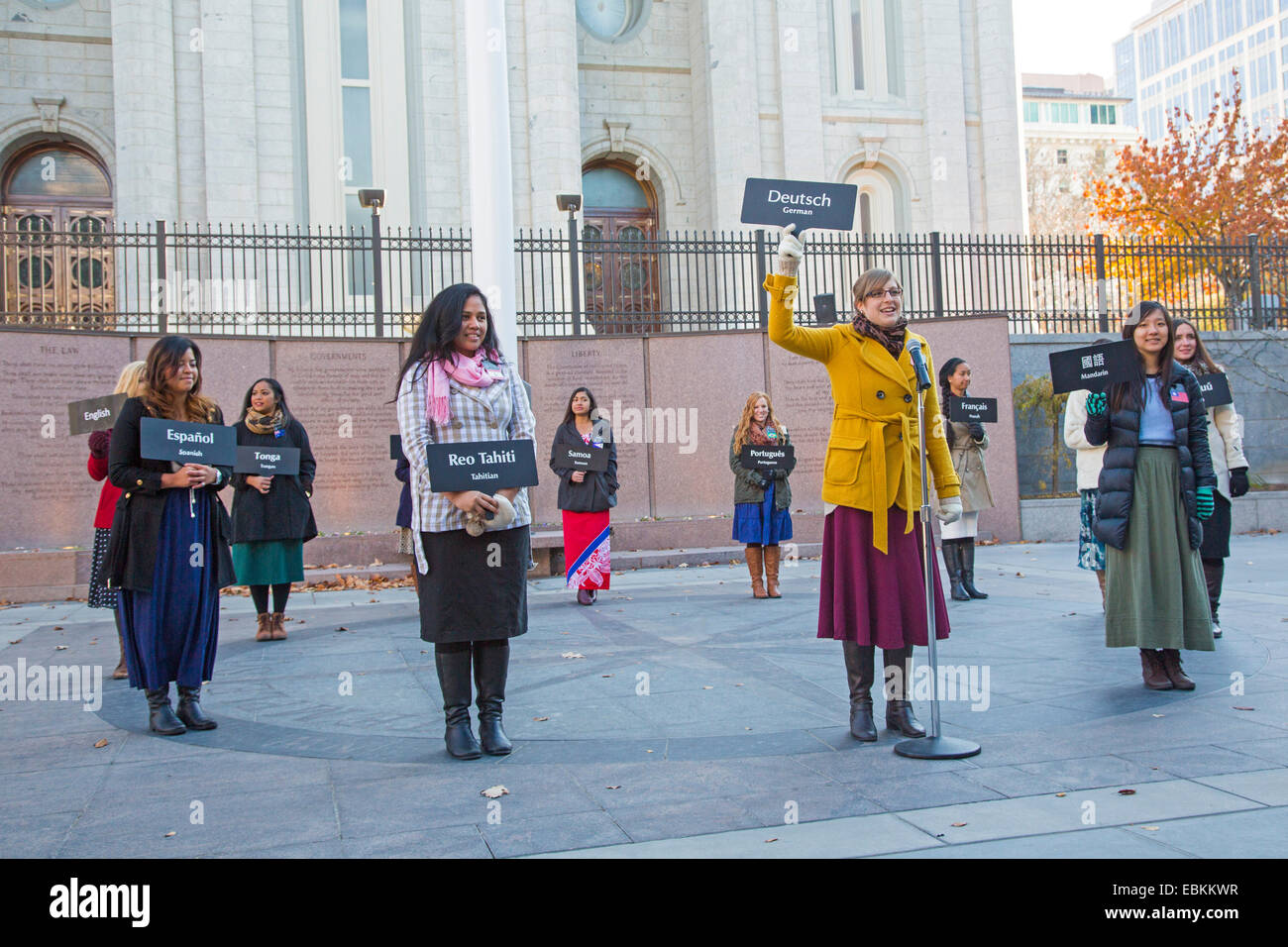 Salt Lake City, Utah - missionnaires mormons offrir guidée de l'église, Temple Square. Banque D'Images