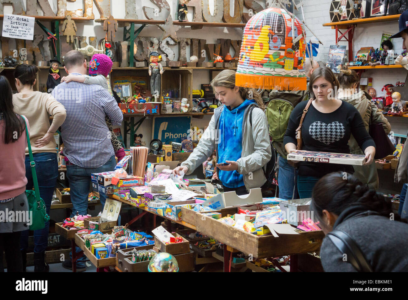 Toutes les cabines des vendeurs acheteurs à la Brooklyn Flea, maintenant l'hiver, aux puces dans son nouveau Crown Heights, Brooklyn location Banque D'Images