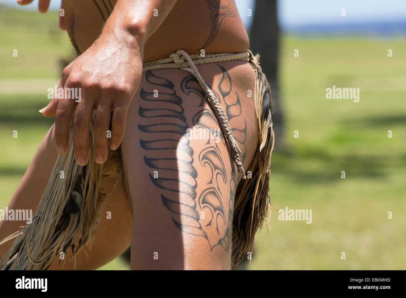 L'île de Pâques ou Rapa Nui, parc national de Rapa Nui. Site historique Anakena, spectacle de danse traditionnel Polynésien, l'homme aux tatouages Banque D'Images