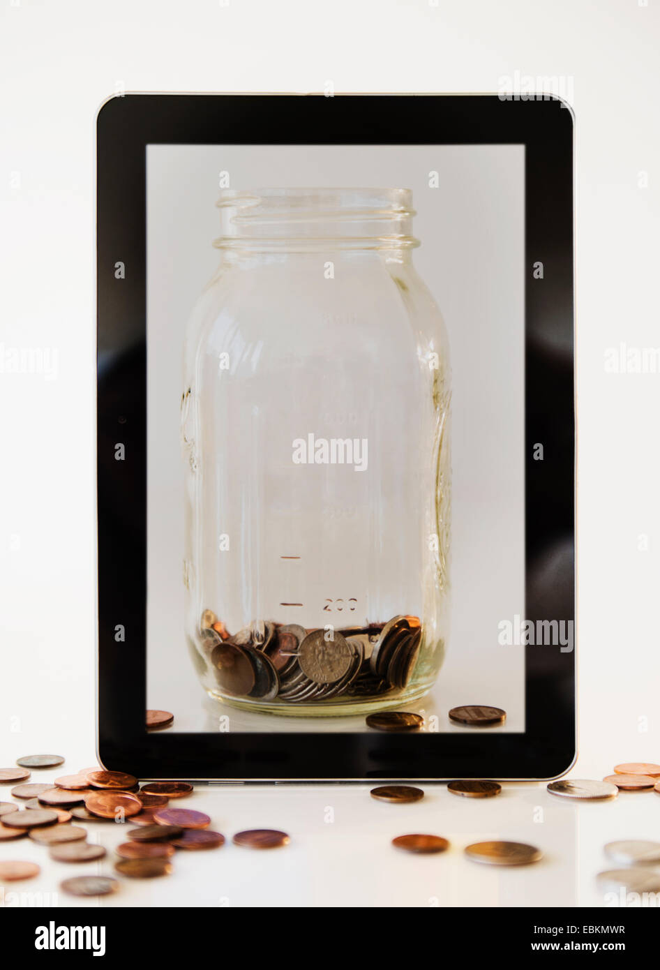 Tablette numérique et savings jar Banque D'Images