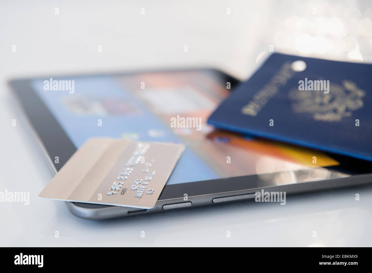 Carte de crédit, passeport et digital tablet Banque D'Images