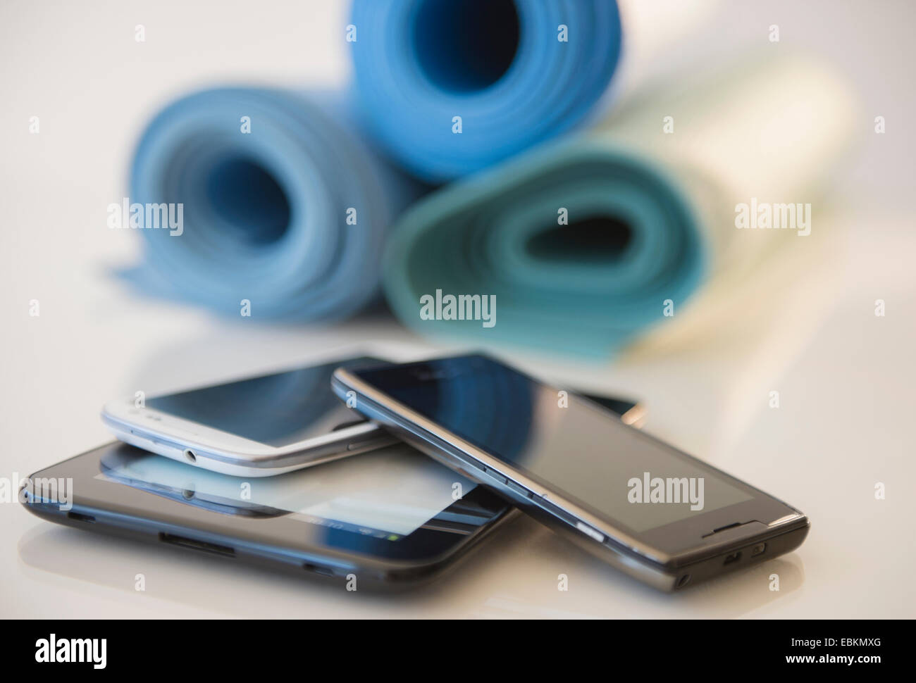 Les téléphones intelligents, tablettes numériques et des tapis d'entraînement Banque D'Images