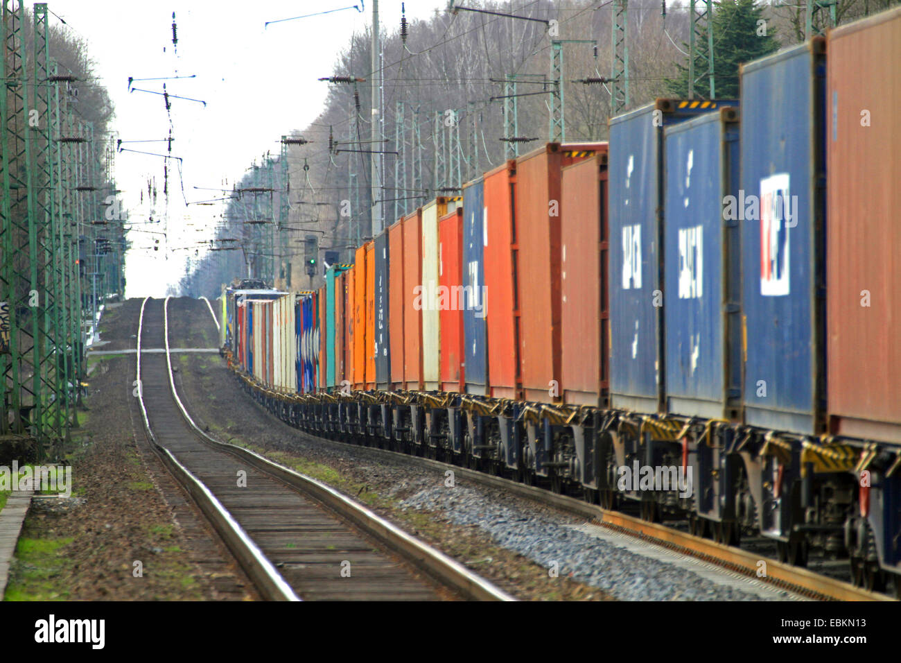 Train de conteneurs sur Betuweroute fût , l'Allemagne, en Rhénanie du Nord-Westphalie, Ruhr, Oberhausen Banque D'Images