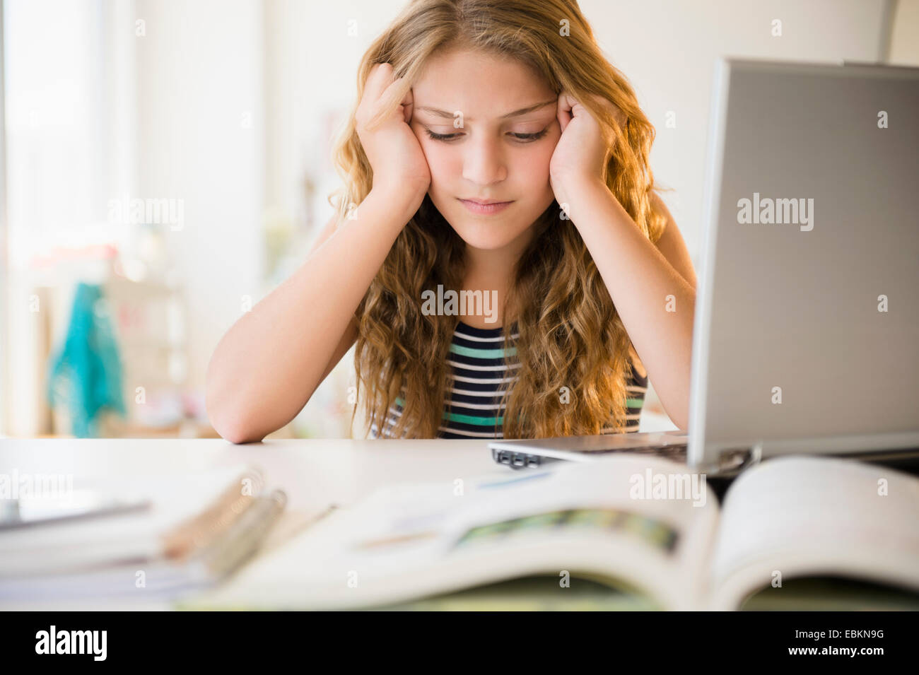 Girl (12-13) doing homework Banque D'Images