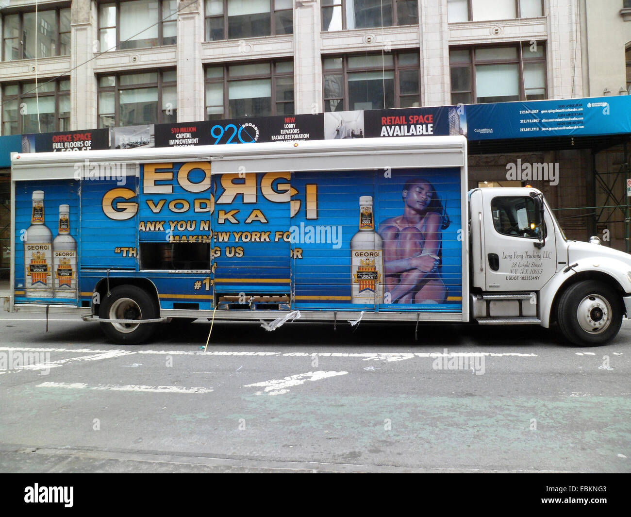 Un distributeur de bière annonce camion Georgi Vodka sur le côté Banque D'Images