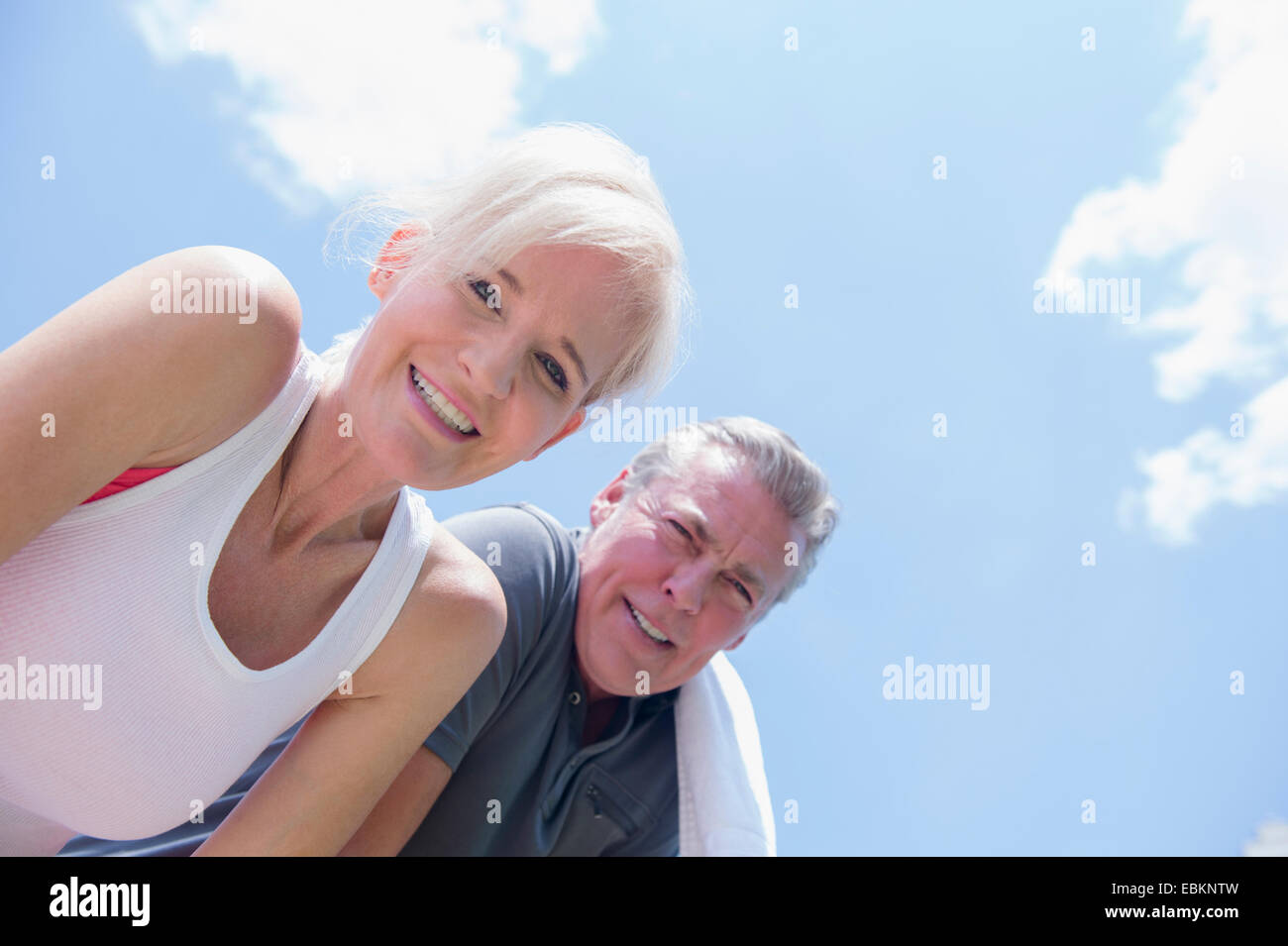 Portrait of smiling couple against sky Banque D'Images