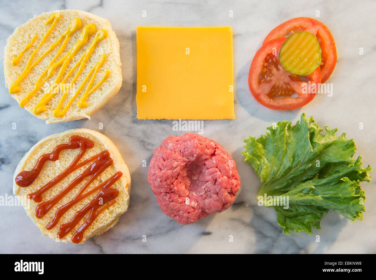 Gros plan des ingrédients du hamburger en rangées sur la table Banque D'Images