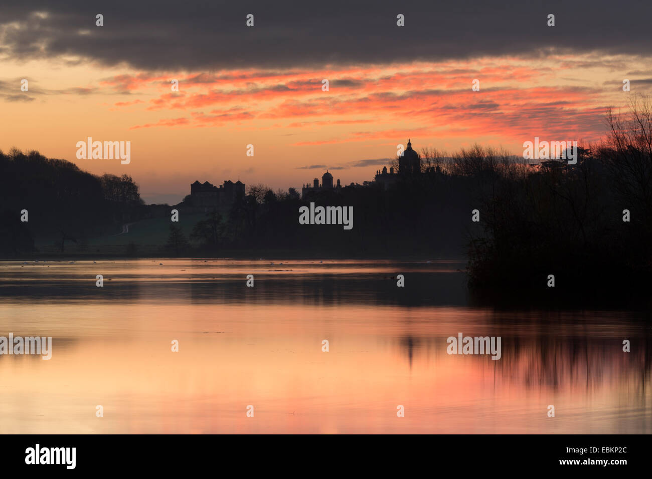 Le Grand Lac, le château Howard, Yorkshire du Nord à l'aube en novembre 2014. Banque D'Images