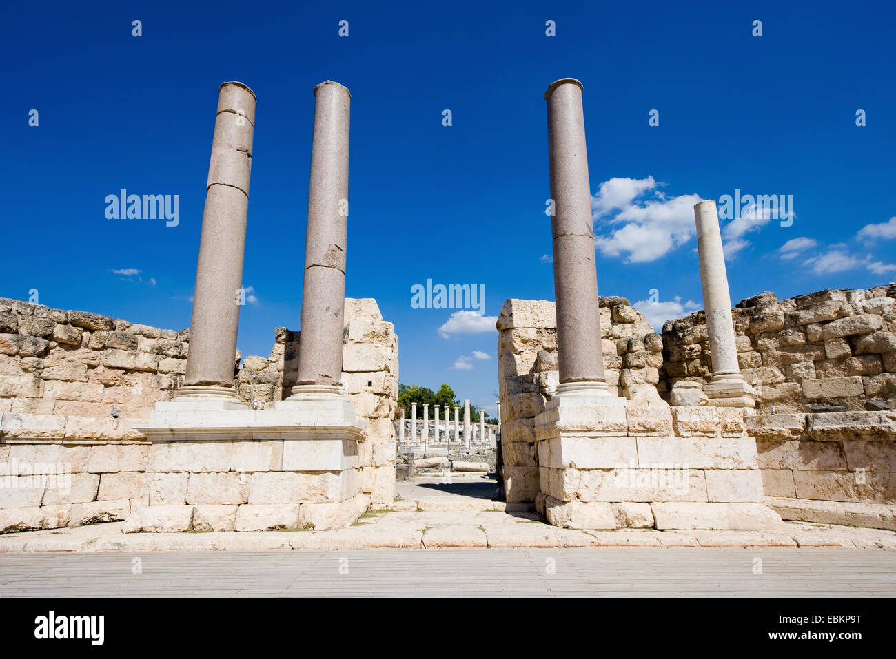 Piliers sur la scène de l'amphithéâtre de Beit She'An en Galilée en Israël. Banque D'Images