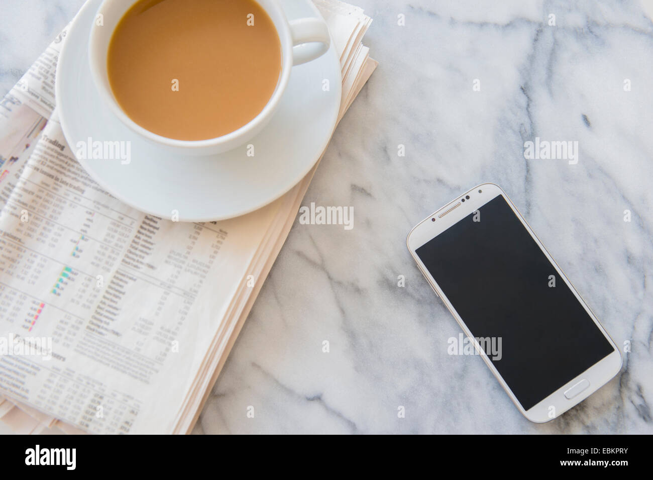 Studio shot of Coffee cup, presse et smart phone Banque D'Images