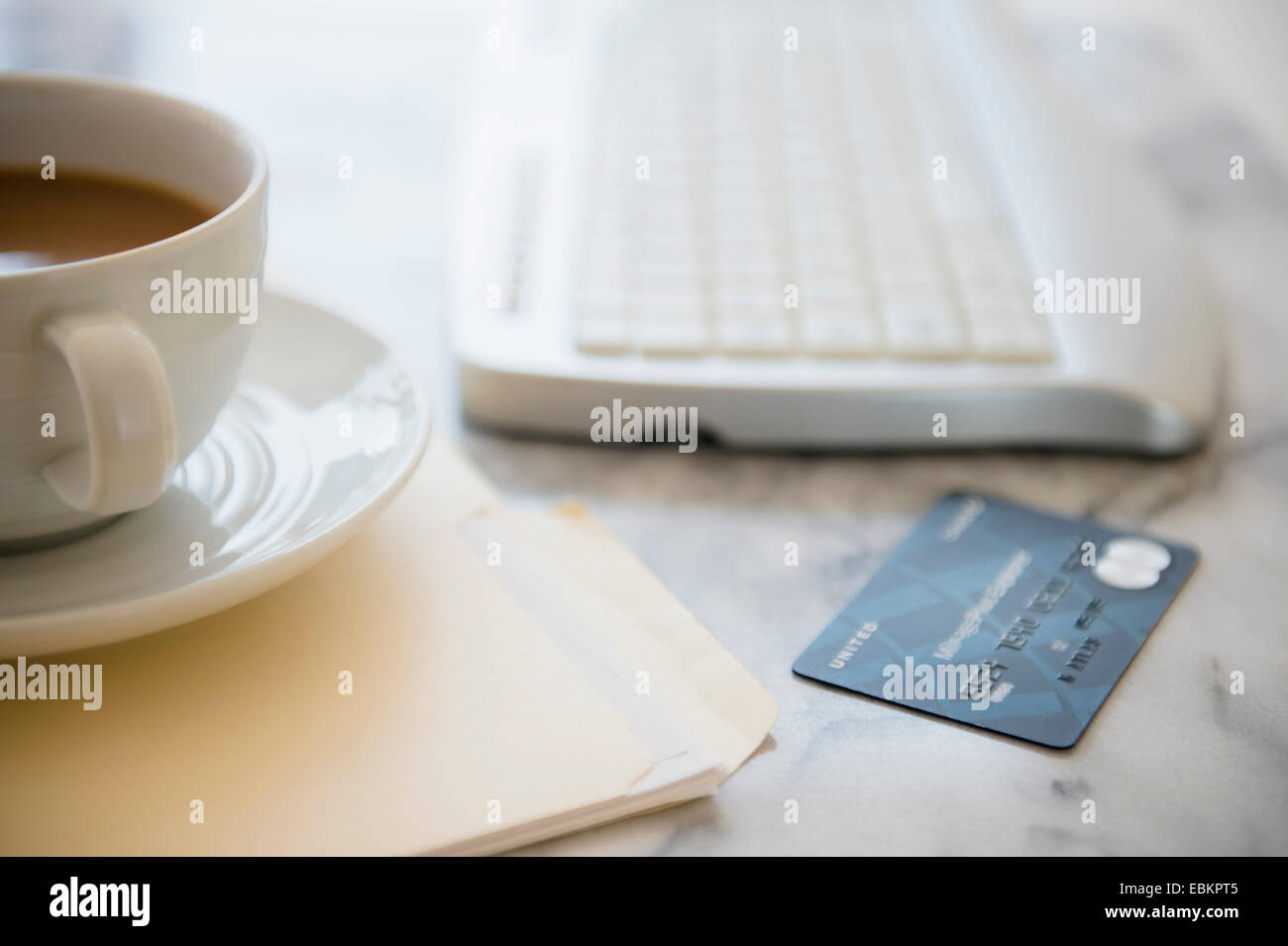 Studio shot of Coffee cup, clavier d'ordinateur, fichiers et une carte de crédit Banque D'Images