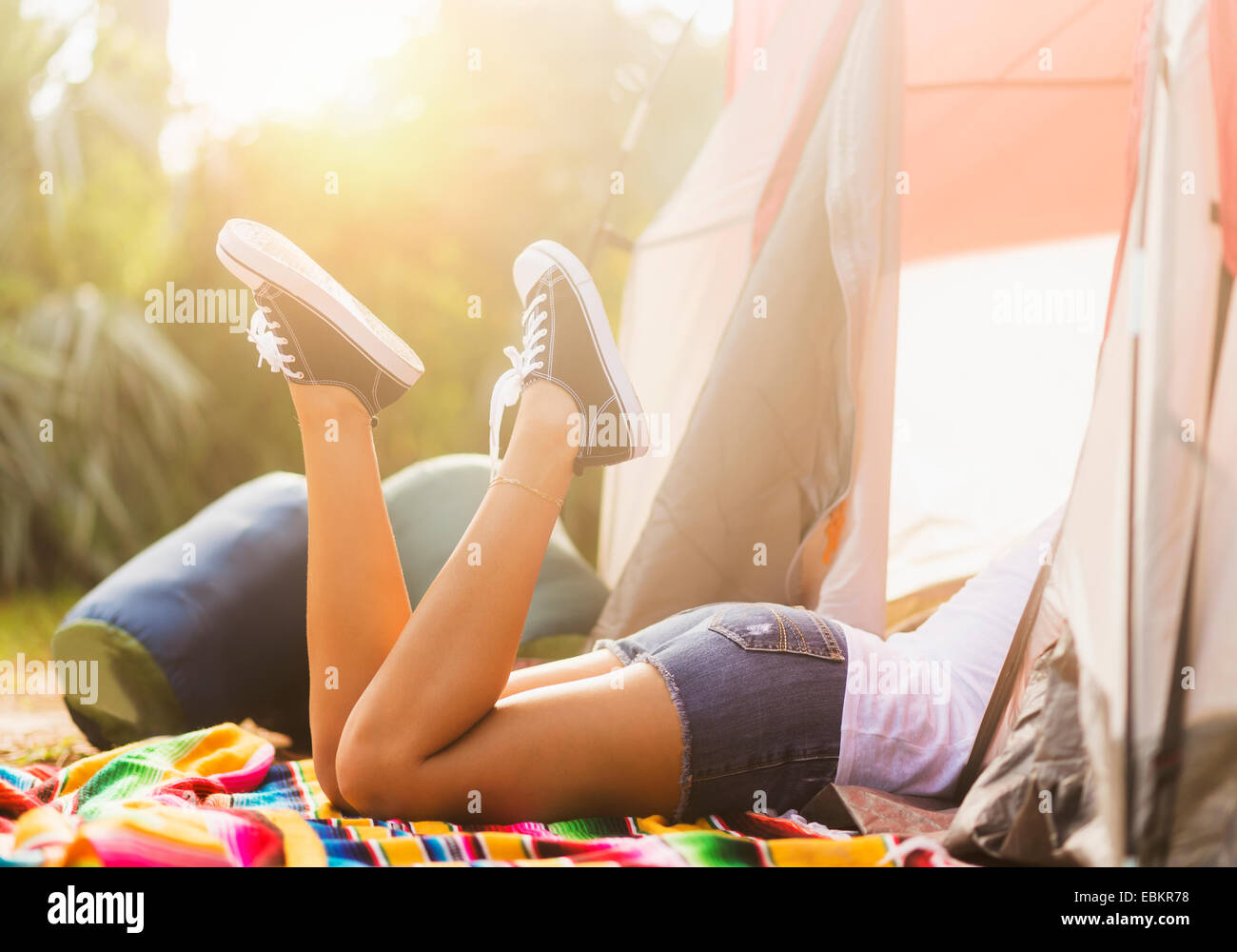 USA, Floride, Tequesta, Woman lying in tent Banque D'Images