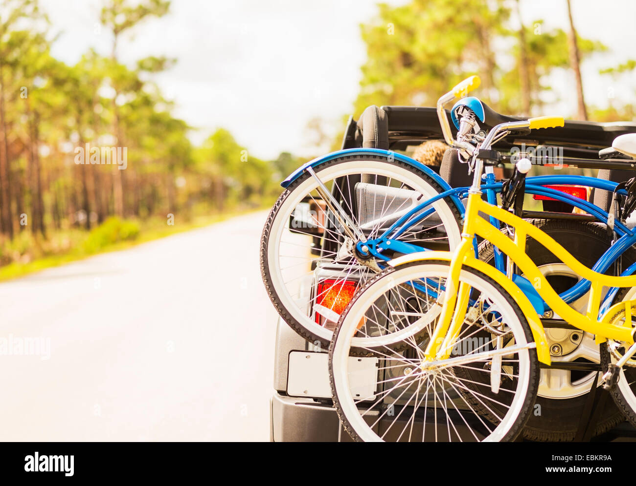 USA, Floride, Tequesta, couple en voiture avec porte vélo Banque D'Images