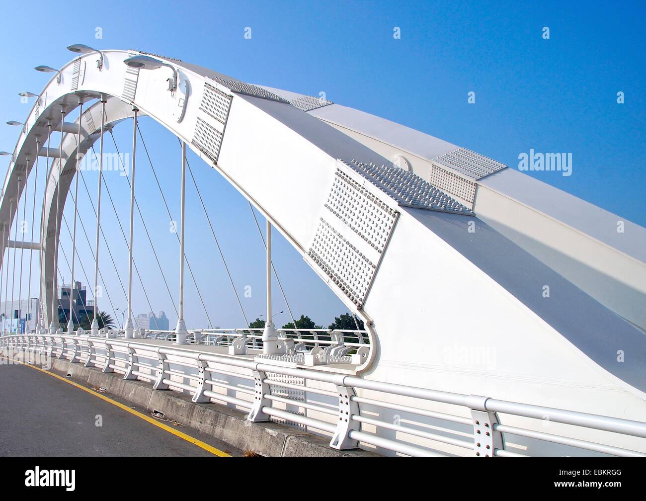 L'arche d'un pont suspendu moderne Banque D'Images