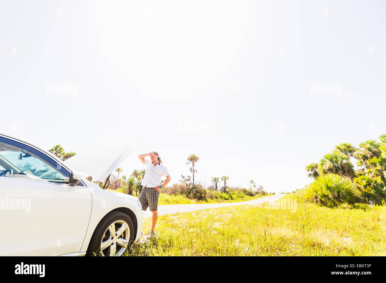 USA, Floride, Tequesta, jeune homme à la recherche de moteur de voiture Banque D'Images