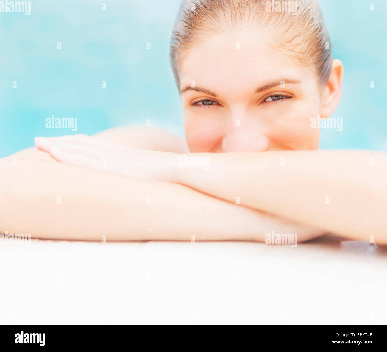 Portrait de femme au bord de la piscine Banque D'Images