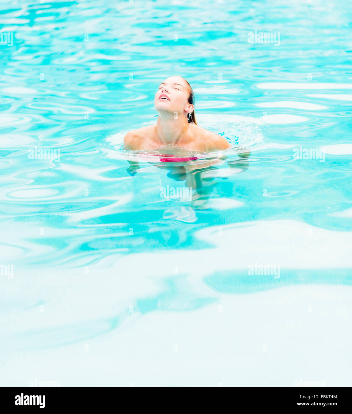 Woman swimming in pool Banque D'Images