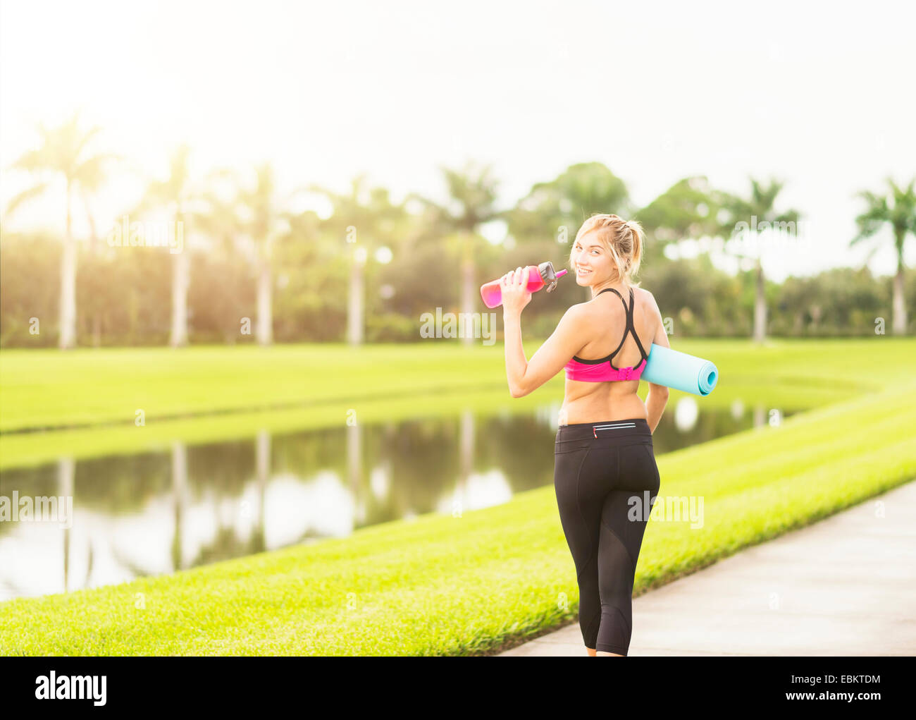 USA, Floride, Jupiter, femme à marcher le long de l'eau potable promenade Banque D'Images