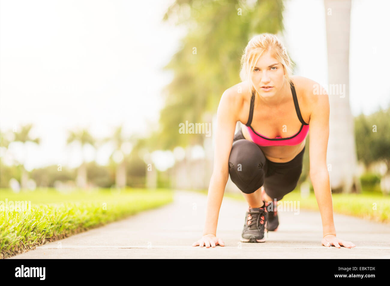 USA, Floride, Jupiter, Woman exercising outdoors Banque D'Images