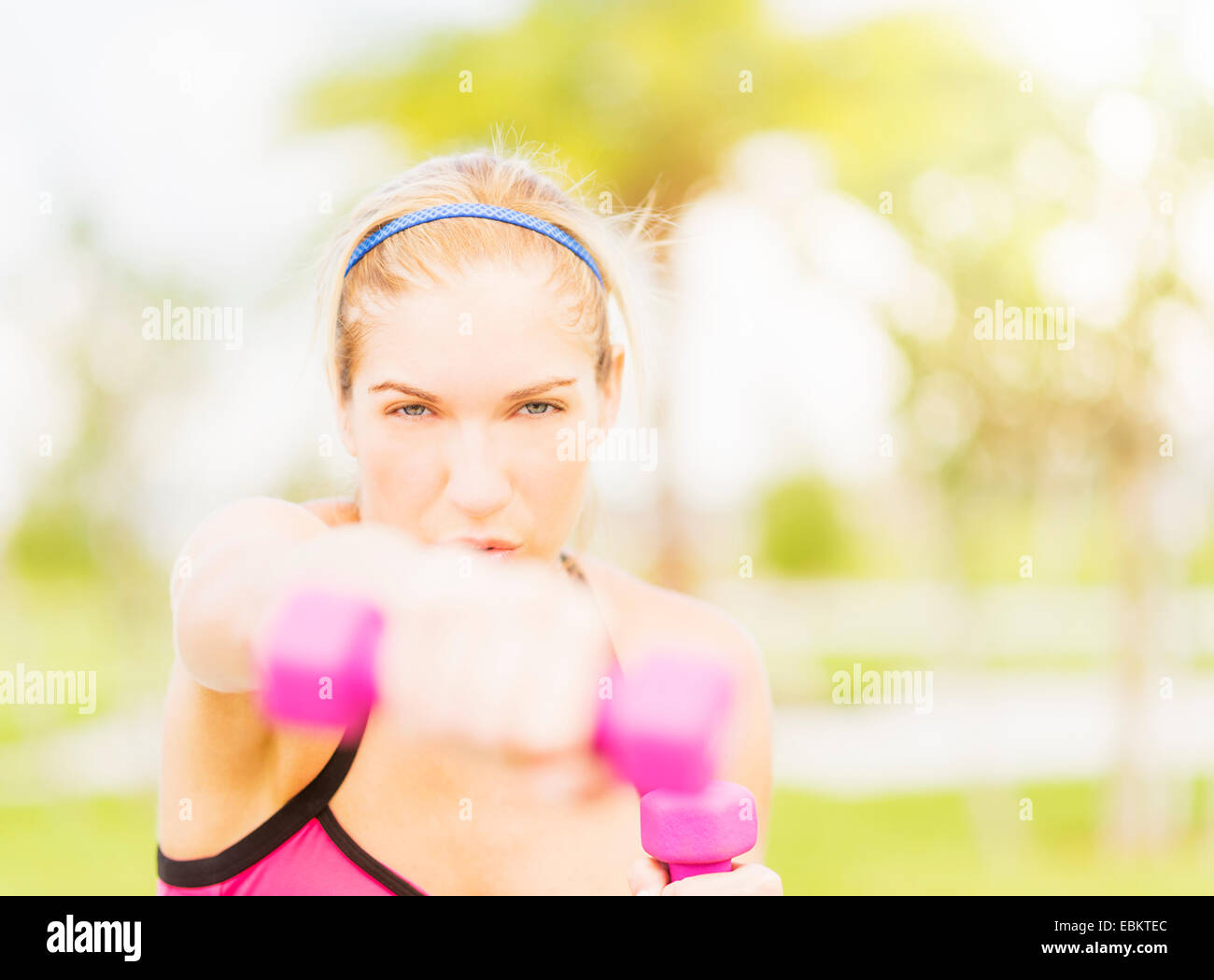 USA, Floride, Jupiter, young woman exercising in park Banque D'Images