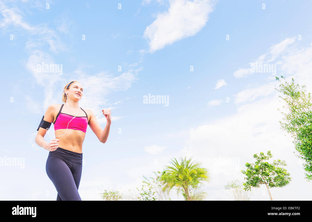 USA, Floride, Jupiter, young woman jogging in park Banque D'Images