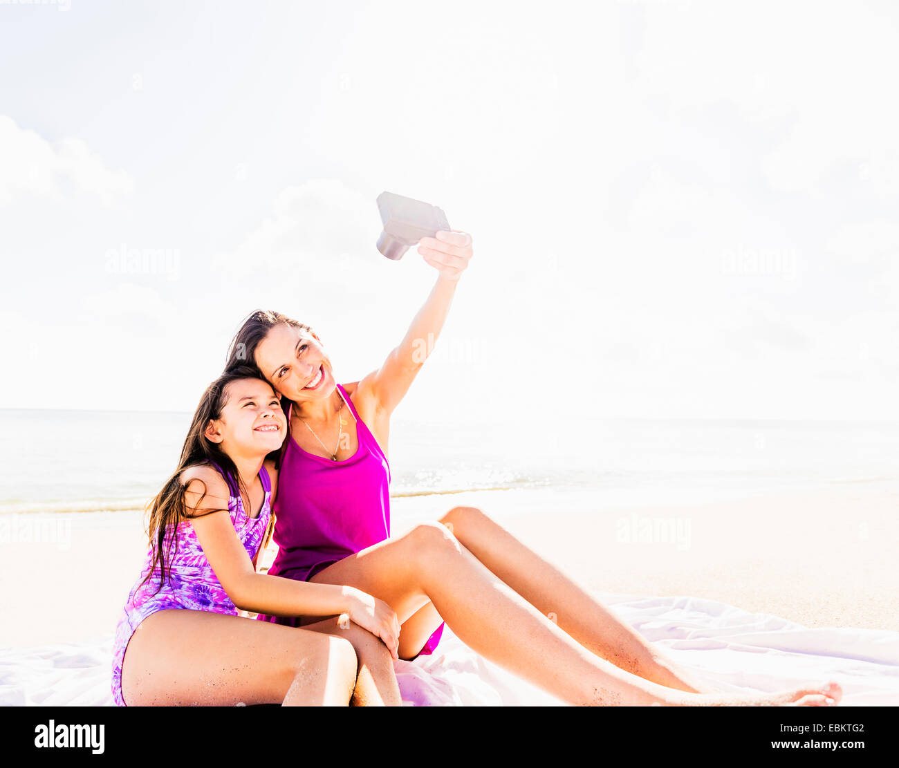 USA, Floride, Jupiter, Maman prendre photo avec sa fille (6-7) on beach Banque D'Images