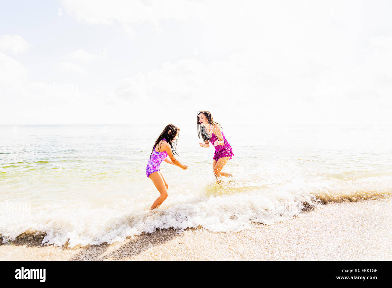 USA, Floride, Jupiter, Girl (6-7) et sa mère s'amuser sur la plage Banque D'Images