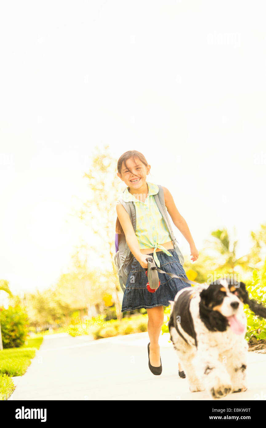 USA, Floride, Jupiter, Portrait of Girl (6-7) promener son chien Banque D'Images