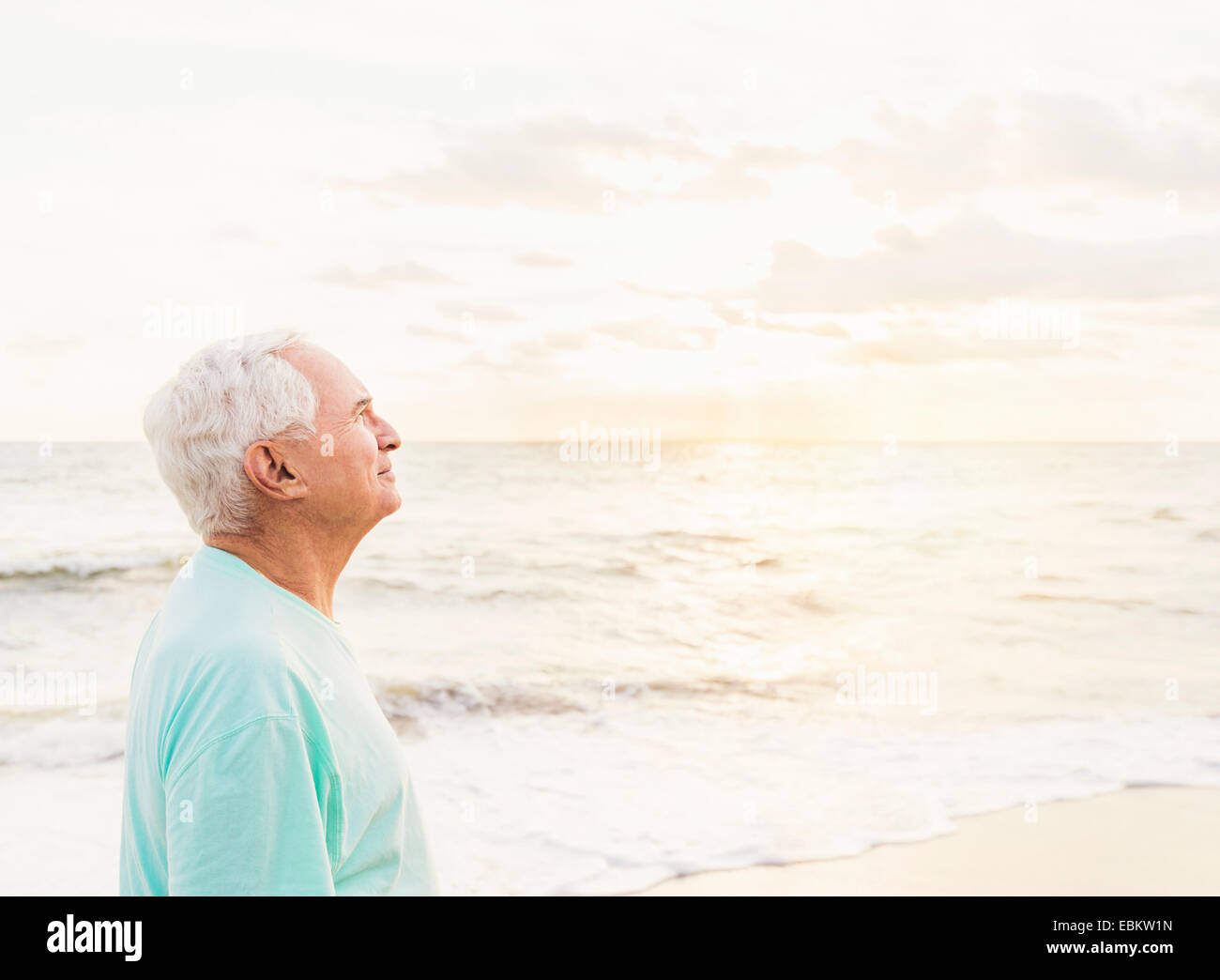 USA, Floride, Jupiter, Side view of senior woman smiling on beach Banque D'Images