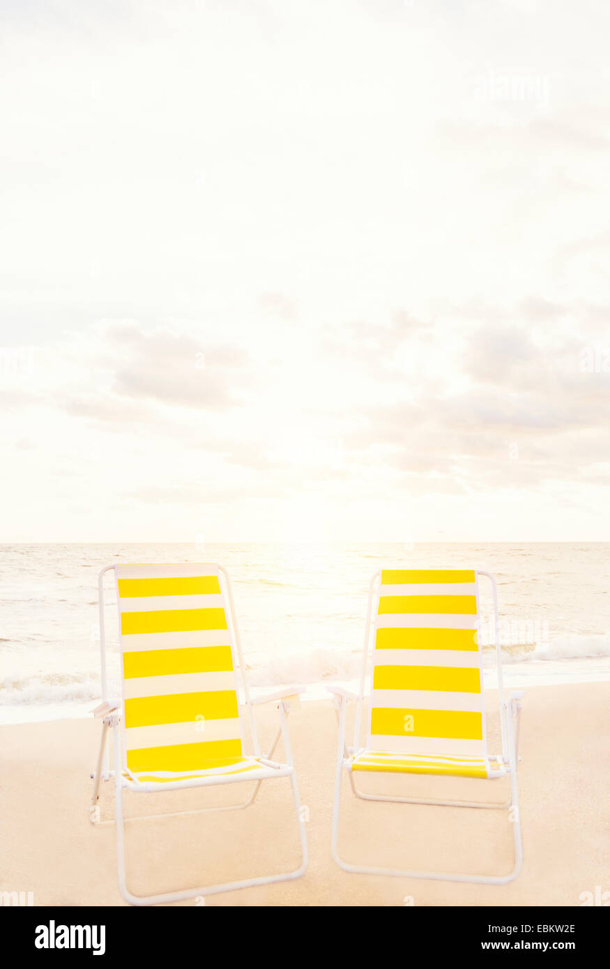 USA, Floride, Jupiter, deux chaises vides sur la plage Banque D'Images