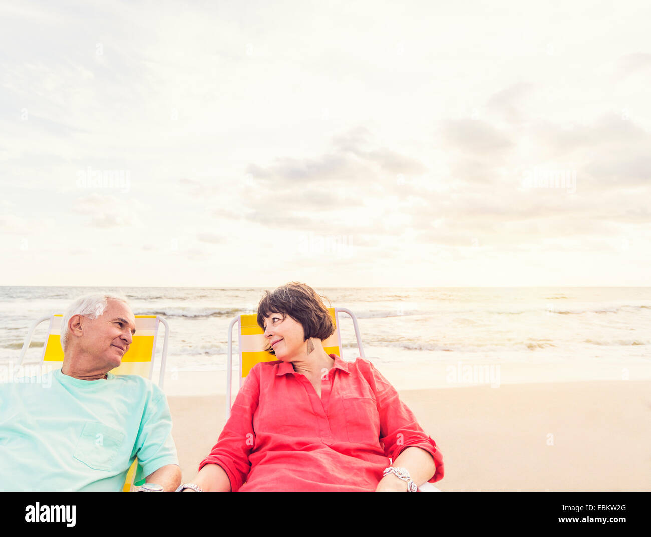 USA, Floride, Jupiter, vieux couple relaxing on beach Banque D'Images