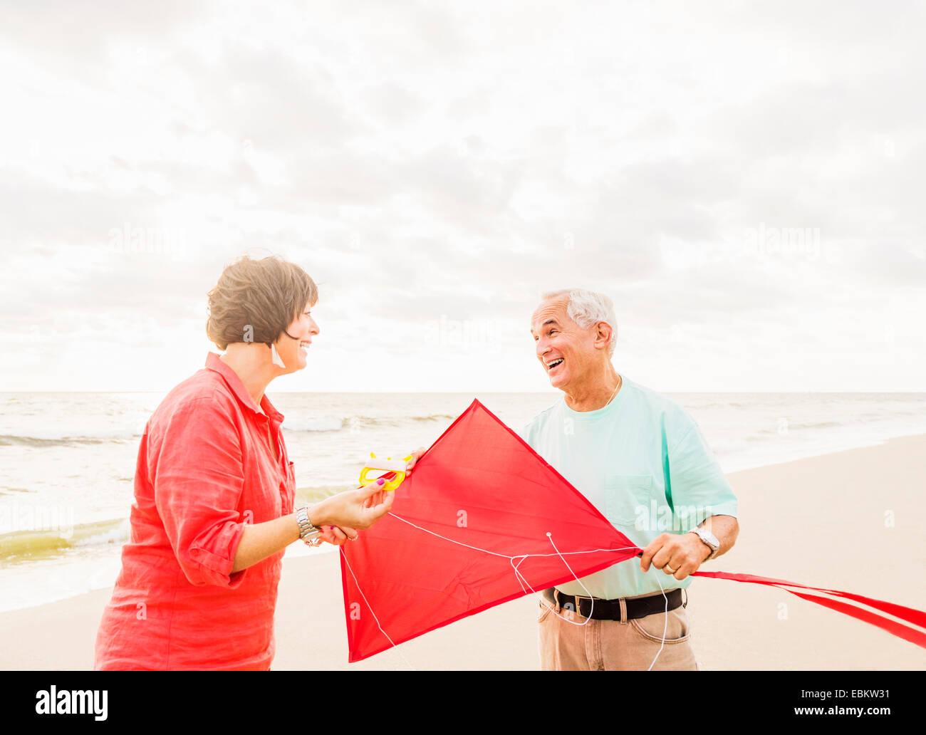 USA, Floride, Jupiter, Couple flying kite on beach Banque D'Images