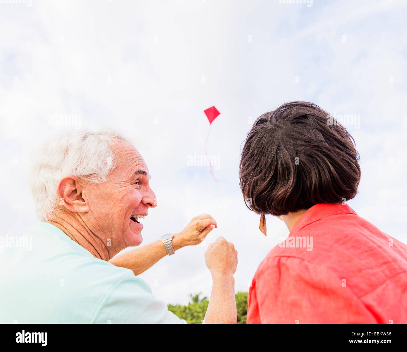 Faible angle view of couple flying kite ensemble Banque D'Images