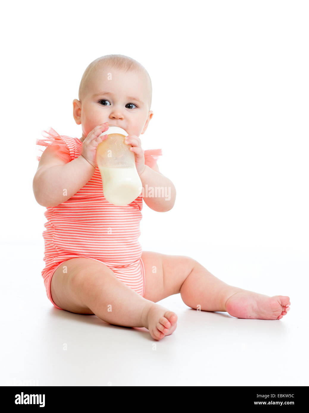 Manger des aliments pour bébés à partir de la bouteille de lait Banque D'Images