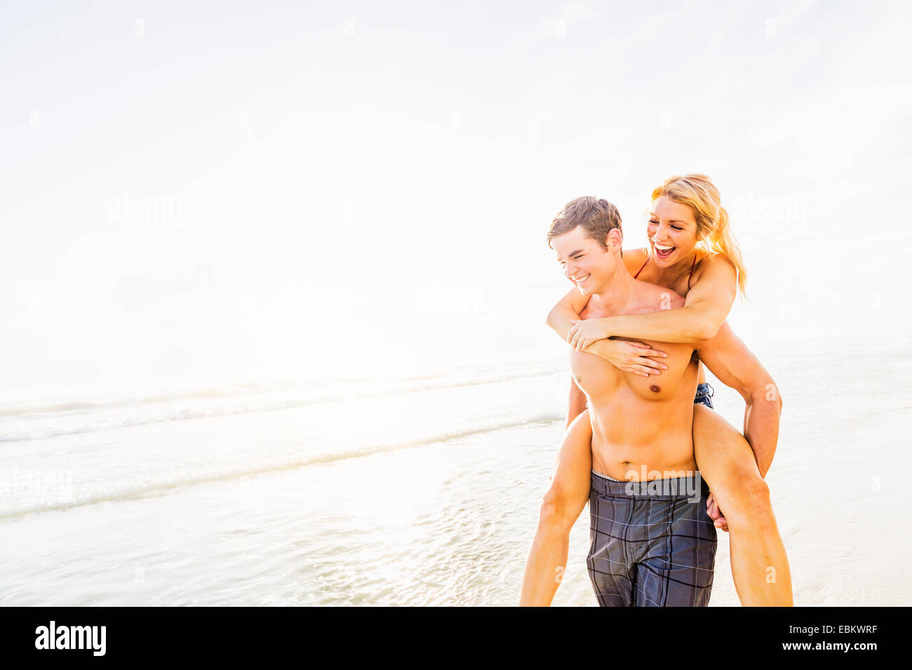 USA, Floride, Jupiter, copain copine comptable piggyback on beach Banque D'Images