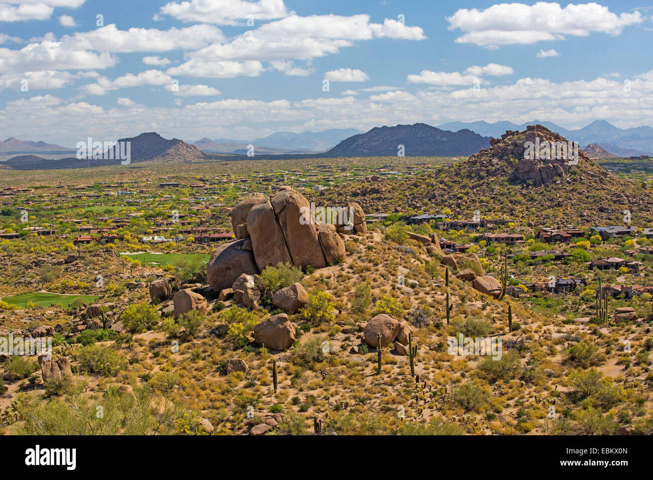 New River avec Mesa village, vue sur de Pinnacle Peak, USA, Arizona, Phoenix Banque D'Images