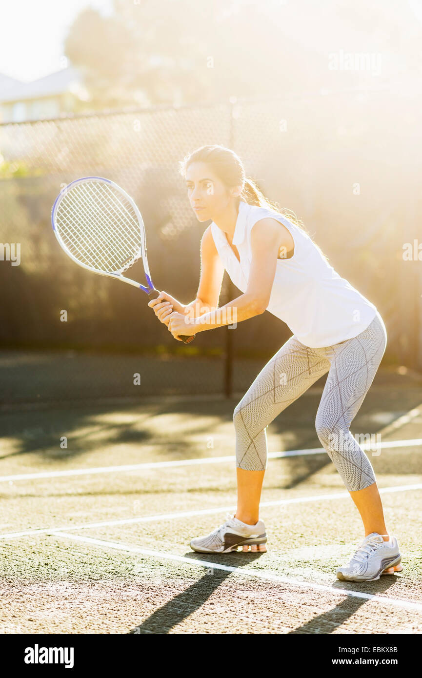 USA, Floride, Jupiter, Portrait de jeune femme à jouer au tennis dans la cour en plein air Banque D'Images