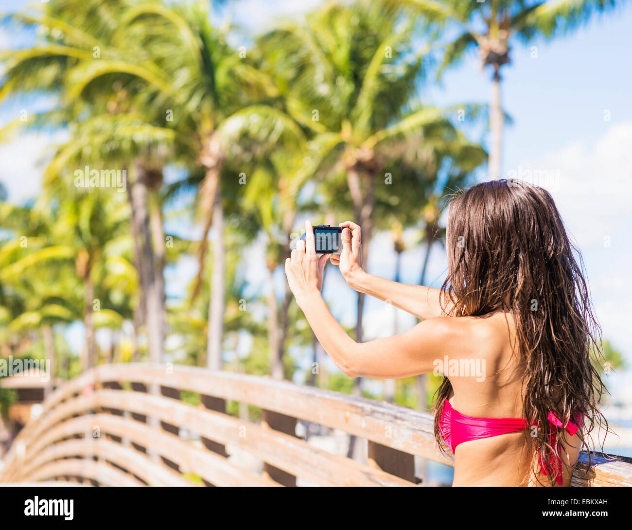 USA, Floride, Jupiter, young woman photographing pont en bois Banque D'Images