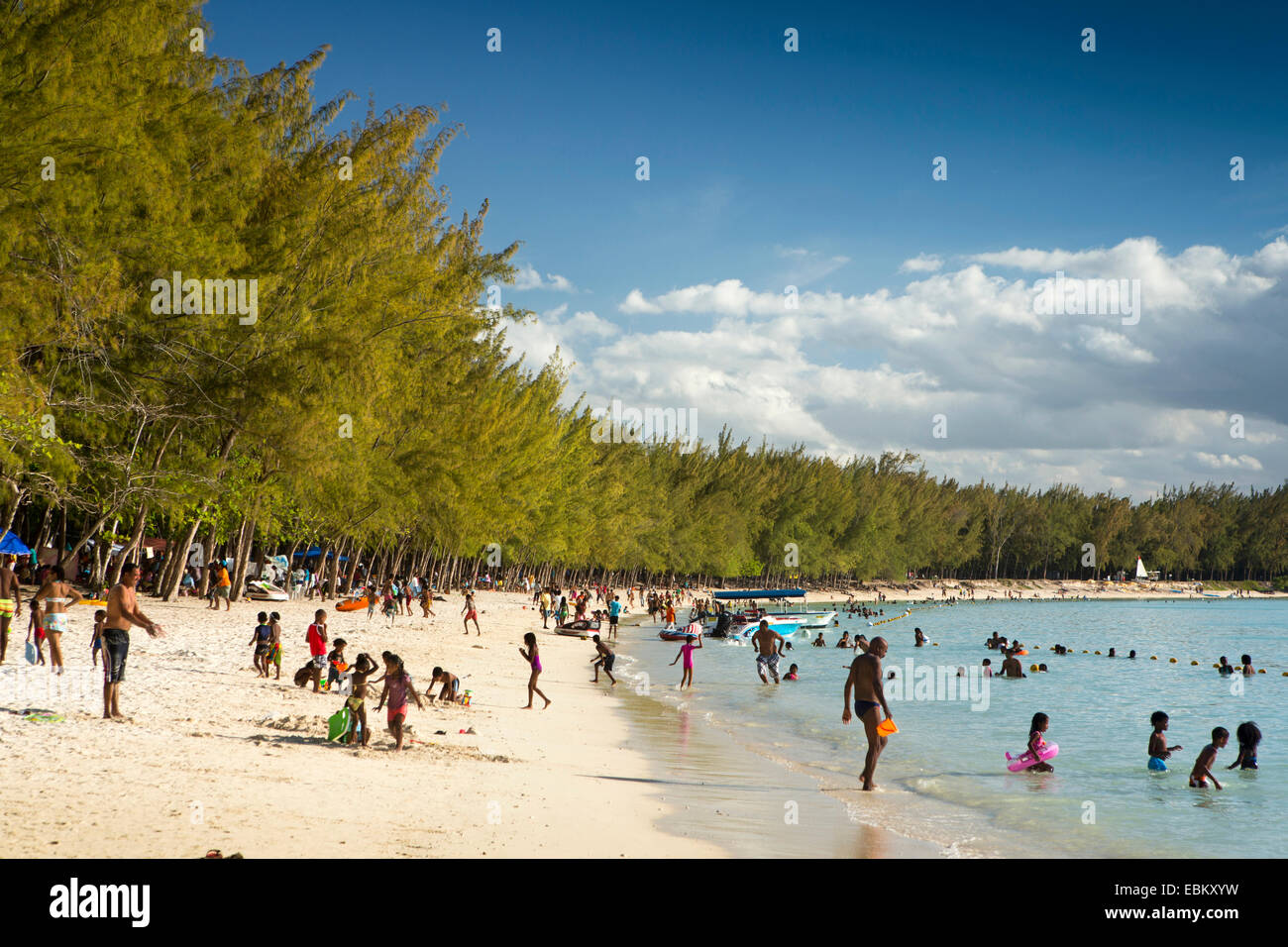 L'Ile Maurice, Trou aux Biches, plage publique à week-end de détente avec les populations locales sur des sables Banque D'Images