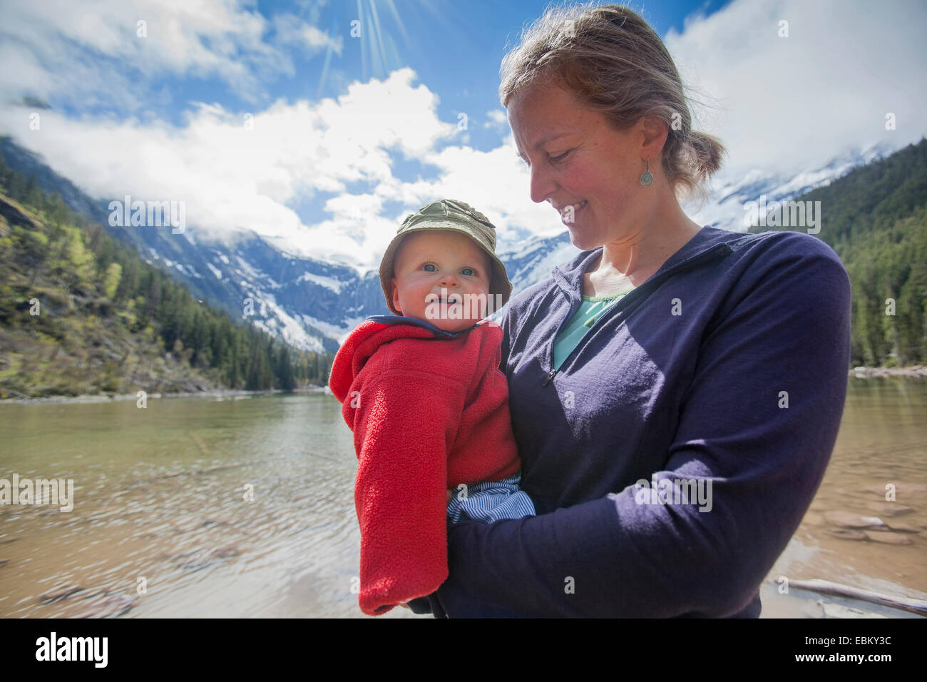USA, Montana, le parc national des Glaciers, le Lac Avalanche, Portrait de femme avec son (4-5) sur Lakeshore Banque D'Images