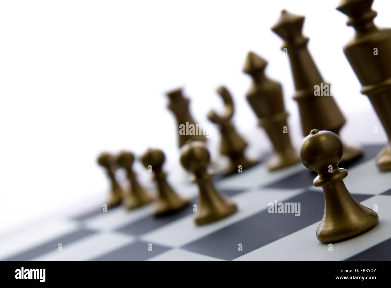 Jeu d'échecs classique - - Vue de pièces du jeu sur l'échiquier de la lumière du soleil en arrière-plan Banque D'Images