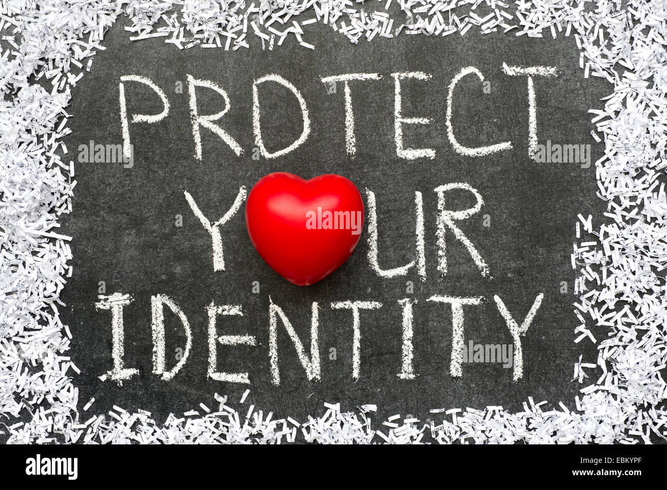Protéger votre identité de phrase à la main sur tableau noir avec le symbole de coeur au lieu d'O Banque D'Images